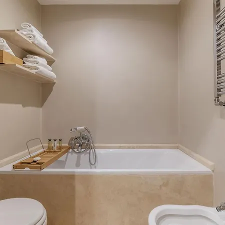 Casa Pace, A Burghesius 公寓